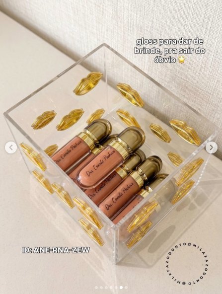 Glosses com nome personalizado dentro de caixa de acrílico decorada com lábios dourados