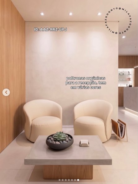 Duas poltronas orgânicas off-white em uma recepção de clínica